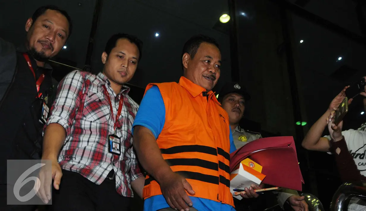 PNS Pemkab Klaten, Sularman usai menjalani penyelidikan di KPK, Jakarta, Sabtu (31/12). Sularman ditetapkan sebagai tersangka dalam kasus dugaan suap terkait pengisian jabatan di pemerintah kabupaten setempat. (Liputan6.com/Helmi Affandi)