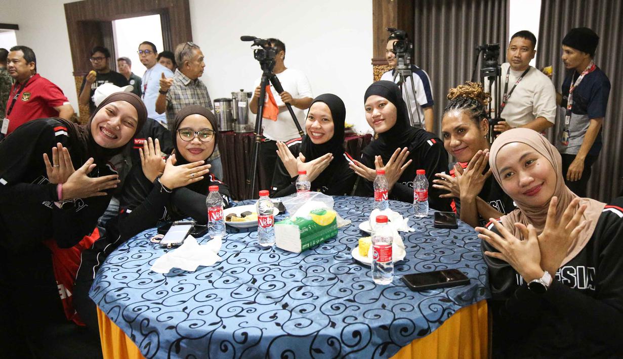 Pemain Timnas voli putri Indonesia berfoto bersama sebelum upacara pelepasan di Padepokan Voli Jenderal Polisi Kunarto, Sentul, Jawa Barat, Selasa (2/6/2026). (Bola.com/Abdul Aziz)