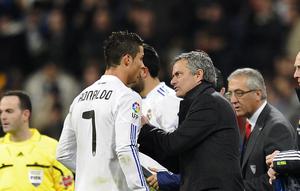 Pelatih  Real Madrid Jose Mourinho (kanan) berbicara dengan penyerang Cristiano Ronaldo selama bertandign melawan Sevilla pada La Liga Spanyol di stadion Santiago Bernabeu pada 19 Desember 2010. (AFP/Pierre-Philippe Marcou)