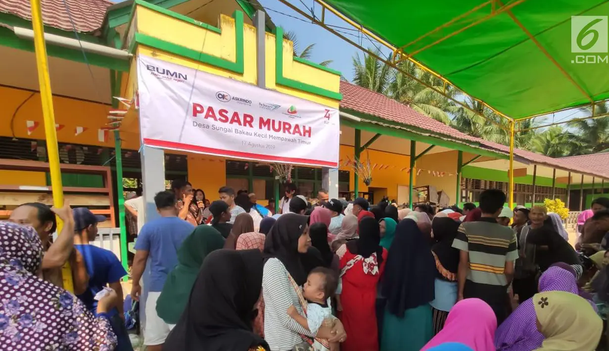 Warga antre membeli paket sembako murah dalam rangka Program BUMN Hadir Untuk Negeri di Kalimantan Barat, Sabtu (17/8/2019). PT Askrindo, Perindo dan PTPN XIII menggelar pasar murah dengan menjual 1.000 paket sembako terdiri dari beras, minyak goreng dan makanan pokok lainnya.(Liputan6.com/HO/Iqbal)