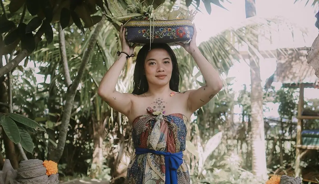 Wanita kelahiran 12 Juli 1993 ini mengungkapkan jika Bali sudah seperti rumah bukan sekadar tempat liburan semata. Hal ini pula yang membuat Abigail Cantika memiliki kesempatan untuk ikut menjalani melukat di Ubud, Bali.(Liputan6.com/IG/@abigailcantika)