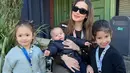 Potret kebersamaan ini juga tak kalah gemas. Yasmine Wildblood bersama ketiga anaknya, dengan mengenakan atasan lengan panjang hitam dengan celana panjang dan sunglasses. Foto: Instagram.
