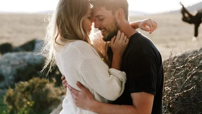 Pria yang Tulus Mencintaimu Pasti Biasa Melakukan 20 Hal Ini