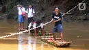 Sejumlah siswa menyeberangi Sungai Cikaniki dengan rakit di Rumpin, Bogor, Jawa Barat, Rabu (15/1/2020). Akibat banjir bandang merobohkan jembatan yang menghubungkan Desa Tonjong Rumpin dan Desa Kantalarang Leuwiliang, warga terpaksa memanfaatkan perahu rakit untuk melintas (merdeka.com/Arie Basuki)