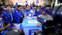 Badan Pemenangan Pemilu Partai Demokrat Ibas Edhie Baskoro Yudhoyono (tengah) menyerahkan berkas saat mendaftarkan partainya ke KPU Jakarta, Senin (16/10). Partai Demokrat resmi mendaftar sebagai peserta Pemilu 2019 (Liputan6.com/JohanTallo)