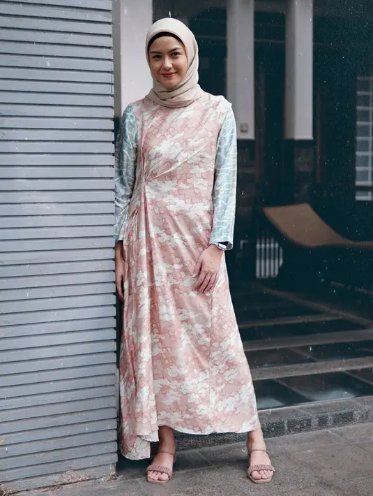 Adapun detail pemanis lainnya seperti aksen lipit pada area pinggang yang bisa memaksimalkan penampilan.  (Foto: Instagram/ Revalina Temat).