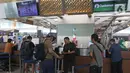 Calon penumpang mengantre di pelayanan tiket di Terminal 3 Bandara Soekarno Hatta, Tangerang, Banten, Selasa (10/11/2020). Maskapai penerbangan Garuda Indonesia dan Citylink melakukan penyesuaian beberapa jadwal penerbangan. (Liputan6.com/Herman Zakharia)