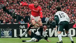 Legenda hidup Manchester United, Eric Cantona, melewati hadangan striker Liverpool, Robbie Fowler, pada laga final Piala FA di Stadion Wembley, Inggris, Sabtu (11/5/1996). (AFP/Gerry Penny)