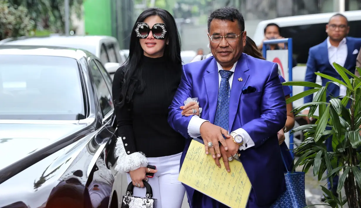 Penyanyi Syahrini dua kali menjalani pemeriksaan di Bareskrim Polri pada Oktober 2017.Syahrini diperiksa sebagai saksi dalam kasus dugaan penipuan ribuan jemaah yang dilakukan pemilik biro perjalanan umrah dan haji  First Travel.(Adrian Putra/Bintang.com)