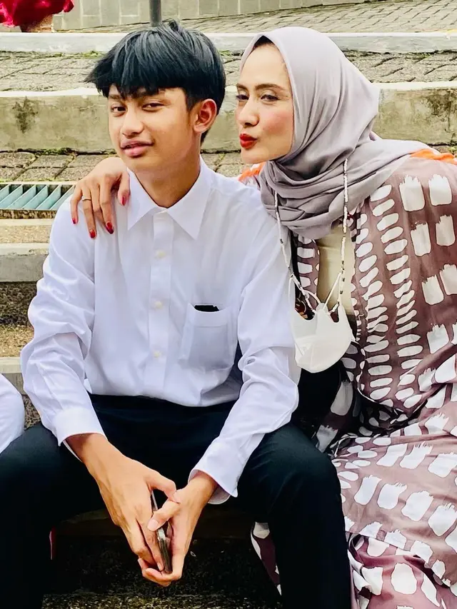Sempat Putus Komunikasi 3 Tahun, Ini 6 Potret Dhofin Maula Anak Ibnu Jamil