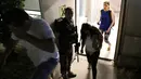 Petugas keamanan mengawal pengunjung meninggalkan Bandara Atarturk di Istanbul, Turki, pasca ledakan, Selasa (28/6). Hingga saat ini, belum ada kelompok yang mengklaim bertanggung jawab atas serangan di Istanbul itu. (REUTERS/Goran Tomasevic)