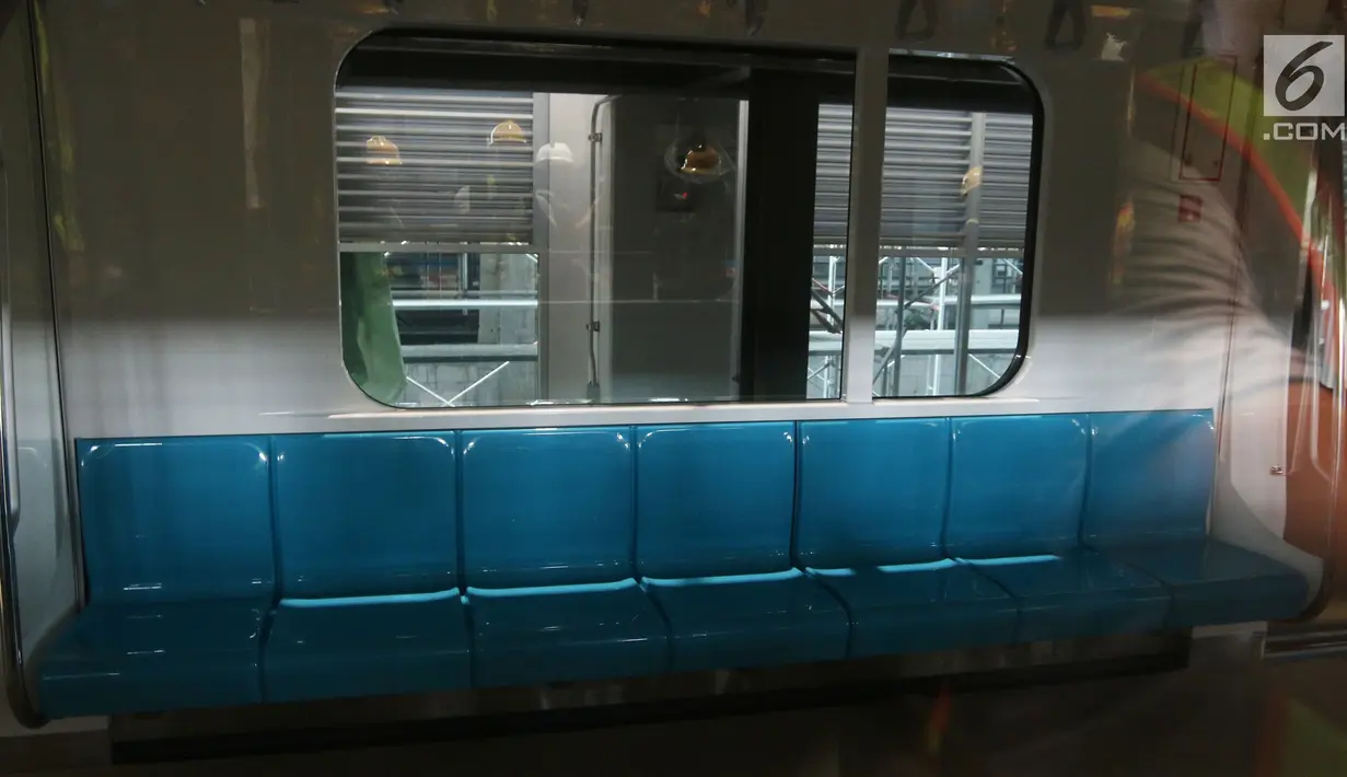 Bagian dalam kereta  Mass Rapid Transit (MRT) yang telah ada di Depo MRT Lebak Bulus, Jakarta, Kamis (12/4). 12 gerbong kereta MRT yang dikirim dari Jepang akhirnya mendarat seluruhnya di atas rel kereta depo Lebak Bulus. (Liputan6.com/Arya Manggala)