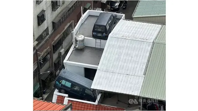 Viral Dua Mobil Sengaja Diparkir di Atap Rumah, Netizen Bingung Cara Naiknya
