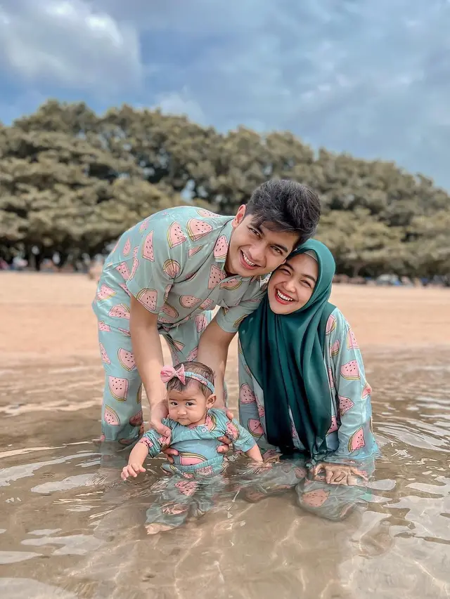 6 Potret Gaya Liburan Keluarga Ria Ricis di Bali, Kompak Pakai Piyama hingga Swimsuit