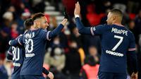 Paris Saint-Germain (PSG) makin mendekati gelar juara Ligue 1 setelah menaklukkan Lorient dengan skor telak 5-1, Senin (4/4/2022). (AFP/Franck Fife)