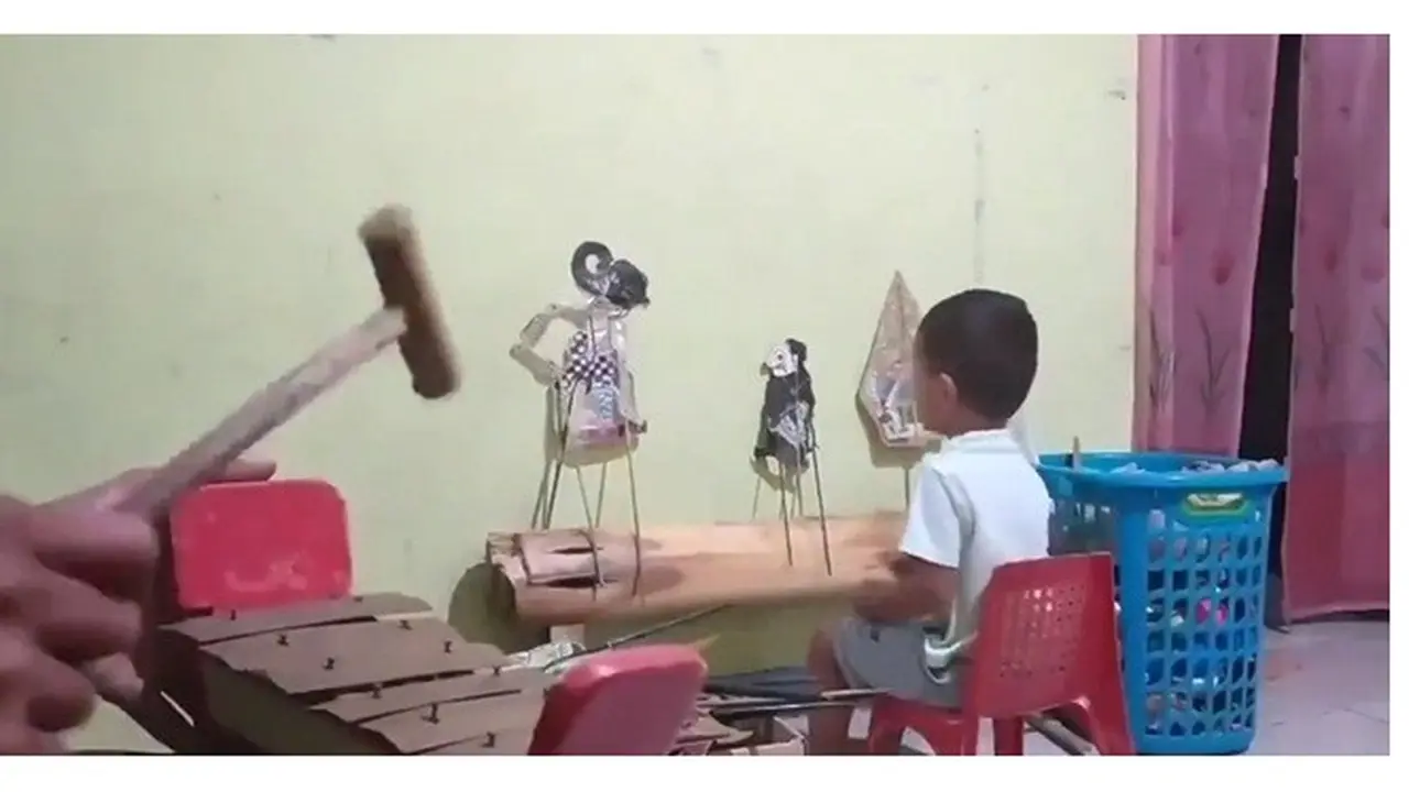 Video Bocah Jadi Dalang Cilik Marah ke Ayahnya Karena Salah Nada, Curi Perhatian