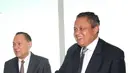 Gubernur BI Agus Martowardojo (kiri) saat bersama Gubernur BI terpilih Perry Warjiyo  di Gedung DPR, Jakarta, Selasa (3/4). Perry Warjito terpilih menjadi Gubernur BI untuk periode 2018-2023. (Liputan6.com/Angga Yuniar)