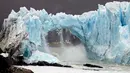Pemandangan runtuhnya dinding es Gletser Perito Moreno di Taman Nasional Los Glaciares, Argentina, Kamis (10/3). Runtuhnya es dari gletser merupakan hal yang banyak ditunggu oleh wisatawan yang berkunjung di tempat menakjubkan ini. (AFP PHOTO/Walter Diaz)