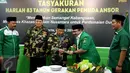 Ketua Umum Pimpinan Pusat (PP) GP Ansor Yaqut Choil Qoumas memberikan potongan tumpeng ke Ketua Umum PBNU Said Aqil Siroj pada acara Tasyakuran Harlah ke-83 Gerakan Pemuda Ansor, Jakarta, Jumat (5/5). (Liputan6.com/JohanTallo)