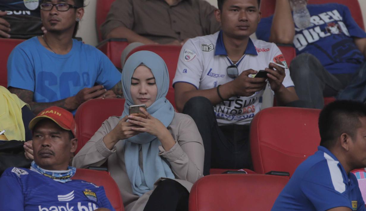 Aksi Supoeter Wanita saat mendukung tim kesayanngya Persib Bandung di Stadion Si Jalak Harupat, Bandung, Sabtu (24/10/2015). (Bola.com / Nicklas Hanoatubun)
