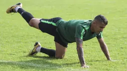 Striker Timnas Indonesia, Beto Goncalves, melakukan pemanasan saat latihan di Stadion Wibawa Mukti, Jawa Barat, Selasa (6/11). Latihan ini merupakan persiapan jelang Piala AFF 2018. (Bola.com/Vitalis Yogi Trisna)