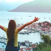 Ilustrasi seorang wanita berpose ke arah laut (Sumber: Pexels.com/Alex P)