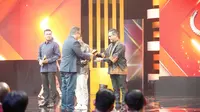 Corporate Secretary Pos Indonesia, Tata Sugiarta menerima penghargaan Prominent Award 2023. Foto: liputan6.com/pos Indonesia&nbsp;