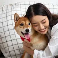 Ilustrasi perempuan dengan hewan peliharaan/copyrightshutterstock/MENG KONGSAK