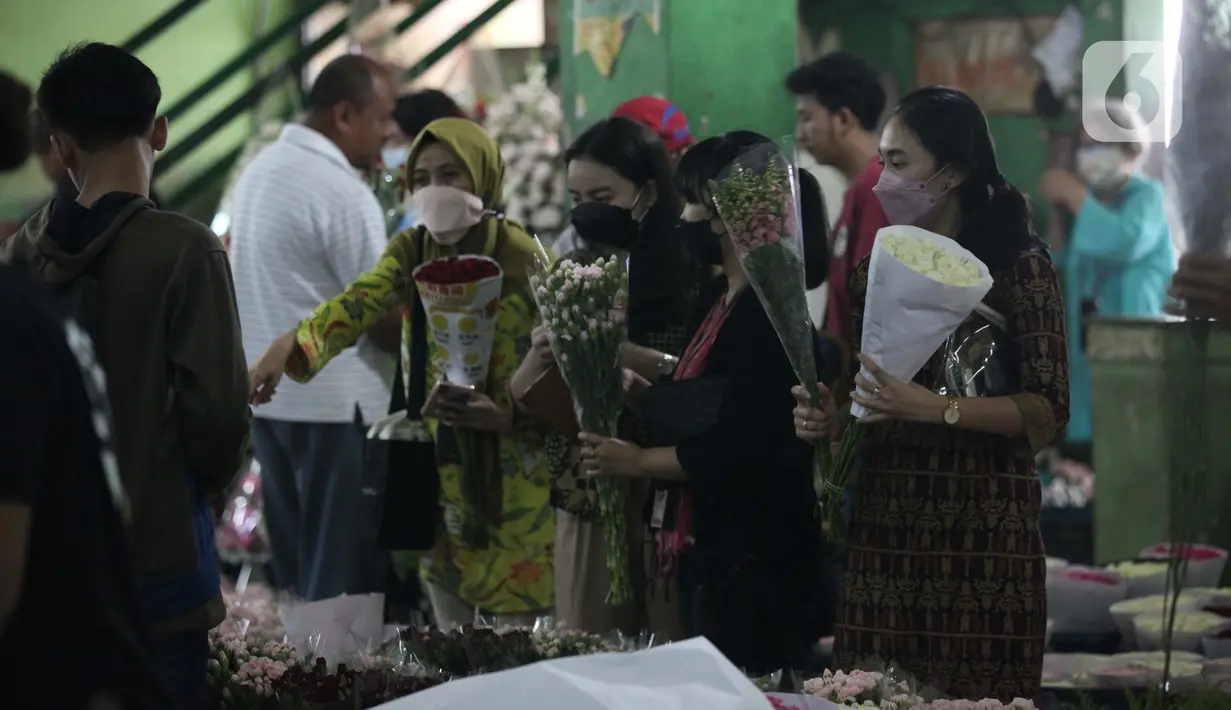 Pembeli memilih bunga yang dijual di Pasar Rawa Belong Jakarta, Jumat (29/10/2021). Status PPKM di DKI Jakarta yang diturunkan dari level 3 menjadi level 2 berimbas dengan penjualan bunga untuk dekorasi pernikahan yang kembali ramai, seperti di Pasar Bunga Rawa Belong. (Liputan6.com/Johan Tallo)
