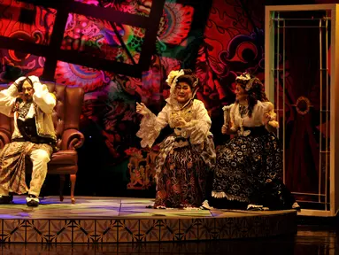 Pemain Teater Koma mementaskan teater dengan lakon Inspektur Jendral di Gedung Kesenian Jakarta, Kamis (5/11). Produksi Teater Koma ke-142 ini menceritakan tentang Walikota Korup dengan menggunakan konsep pewayangan. (Liputan6.com/Gempur M Surya)