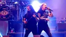 Sekitar 10.000 penonton memadati venue, menjadikan konser ini sebagai salah satu momen penting bagi penggemar rock dan metal progresif di Indonesia. Tampak dalam foto, vokalis band Dream Theater James LaBrie (kanan) saat tampil pada Konser "An Evening With Dream Theater - 40th Anniversary Tour" di Beach City International Stadium, Jakarta, Sabtu 7 Februari 2026. (Kapanlagi.com/Budy Santoso)