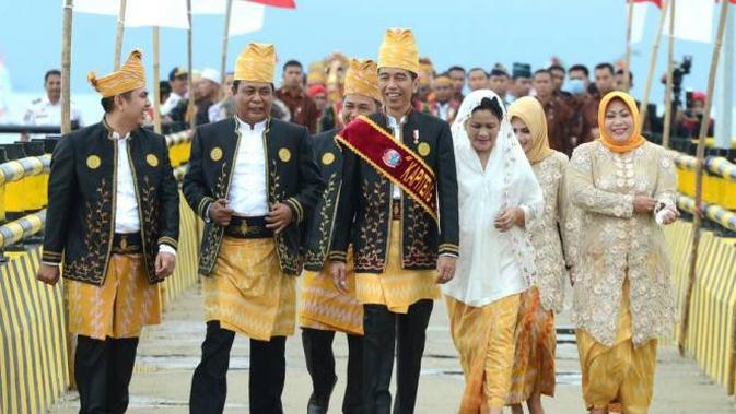 Ribuan orang atau pengunjung sangat antusias mengikuti puncak acara Pesta Laut Mappanretasi 2017 yang digelar di Kabupaten Tanah Bumbu.