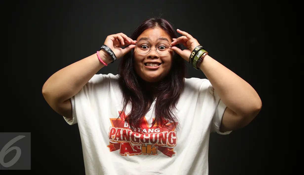 Finalis asal Jakarta, Sasha berpose saat sesi foto di SCTV Tower, Jakarta, Rabu (17/5). Kelima finalis paling berbakat ini akan mengikuti karantina dan diberikan pelatihan sebelum menuju ke acara grand final pada 19 Mei 2017. (Liputan6.com/Fatkhur Rozaq)