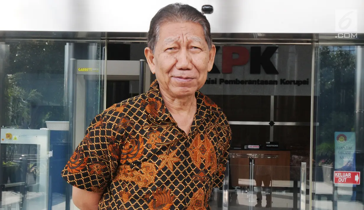 Saksi Ahli KPK Armawan usai memberikan keterangan kepada penyidik di gedung KPK, Jakarta, Jumat (11/5). Armawan dimintai keterangan untuk memperkuat KPK untuk dua tersangka Irvanto Hendra Pambudi Cahyo dan Made Oka Masagung. (Medeka.com/Dwi Narwoko)