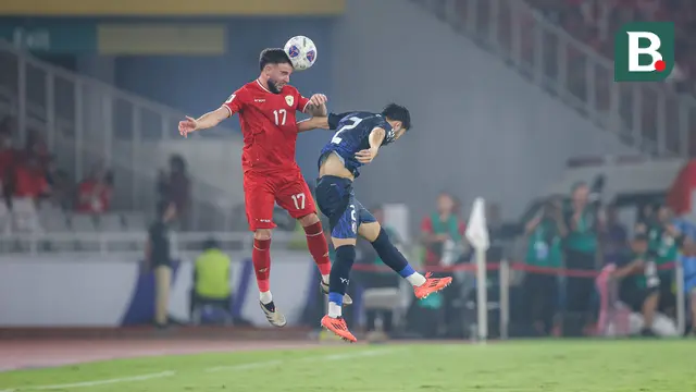 Foto: Duel Kawan Satu Tim Calvin Verdonk dan Koki Ogawa pada Laga Timnas Indonesia Vs Jepang di Kualifikasi Piala Dunia 2026