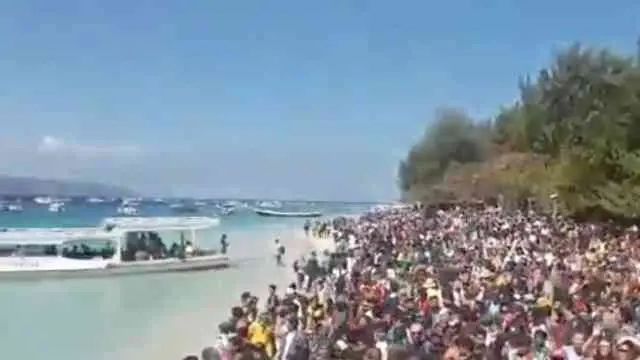 Tim SAR Evakuasi Satu Wisatawan Meninggal ke Pelabuhan Bangsal