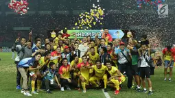 Pemain dan official Bhayangkara FC merayakan gelar juara Liga 1 Indonesia usai melawan Persija di Stadion Patriot Candrabhaga, Bekasi, Minggu (12/11). Bhayangkara FC meraih 68 poin dari 34 pertandingan. (Liputan6.com/Helmi Fithriansyah)