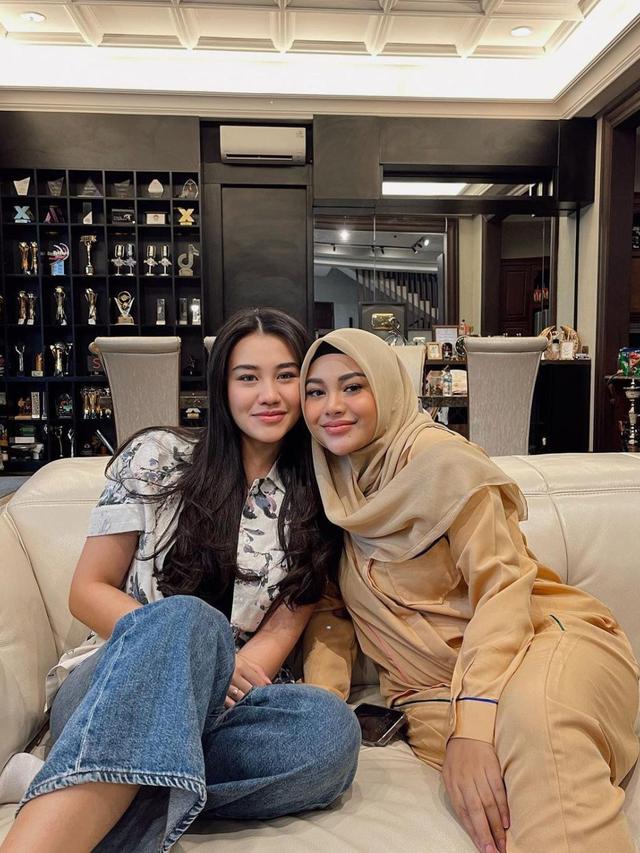 Jadi Mak Comblang, Ini 8 Potret Kebersamaan Aurel Hermansyah dengan Aaliyah Massaid
