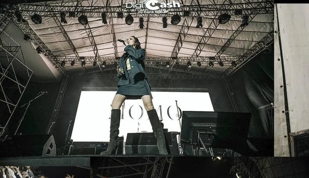 Momen kembalinya Momo di atas panggung ini pun disambut dengan sangat baik oleh para penggemar musik yang sudah menantikannya. (instagram.com/therealmomogeisha)