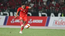 Bek Timnas Indonesia U-22, Komang Teguh Trisnanda melepaskan tendangan ke gawang Thailand pada laga final cabor sepak bola SEA Games 2023 di National Olympic Stadium, Phnom Penh, Kamboja, Selasa (16/5/2023). (Bola.com/Abdul Aziz)