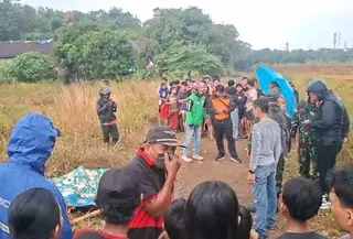 Sejumlah warga mendekati lokasi penemuan mayat di tanah merah Pancoran Mas, Depok. (Liputan6.com/Dicky Agung Prihanto)