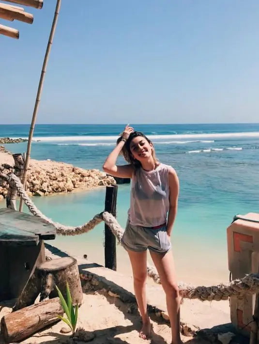 Tampil sedikit tertutup, Natasha Ryder mengenakan bra hitam di balik see-through top. [@natasharyder].