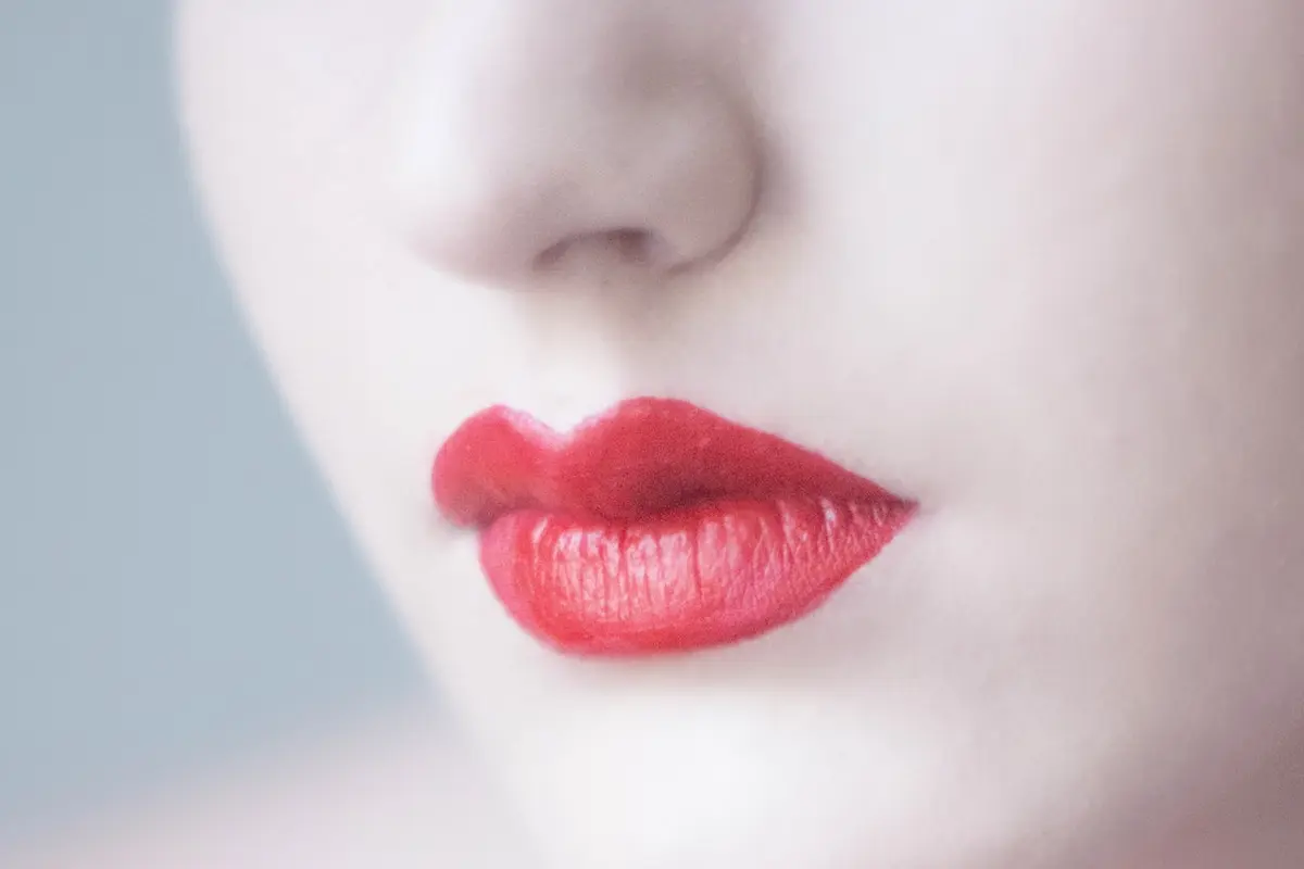 Tanpa Filler, Bibir Tipis Bisa Terlihat Lebih Tebal dengan Lipstik