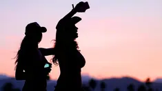 Dua wanita seksi bernyanyi dan berjoged menggunakan topi koboi saat menghadiri Festival musik Country Stagecoach di Empire Polo Club di Indio, California, 29 April 2016. (AFP PHOTO/Jason Kempin)