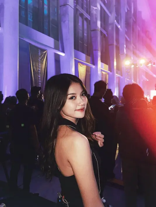 Halter juga menyoroti bagian leher dan punggung yang ingin ditonjolkan. [@mariaeka_]