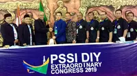 Ahmad Syauqi Soeratno (keempat dari kiri), terpilih sebagai Ketua Umum Asprov PSSI DIY periode 2019-2023. (Bola.com/Vincentius Atmaja)