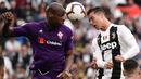 Striker Juventus, Cristiano Ronaldo, duel udara dengan gelandang Fiorentina, Bryan Dabo, pada laga Serie A 2019 di Stadion Juventus, Sabtu (20/4). Juventus menang 2-1 atas Fiorentina. (AFP/Marco Bertorello)