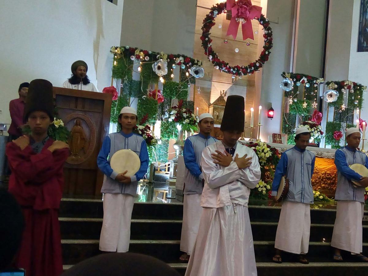 Ada Tari Sufi Dan Rebana Usai Misa Natal Damai Di Malang Regional Liputan6 Com