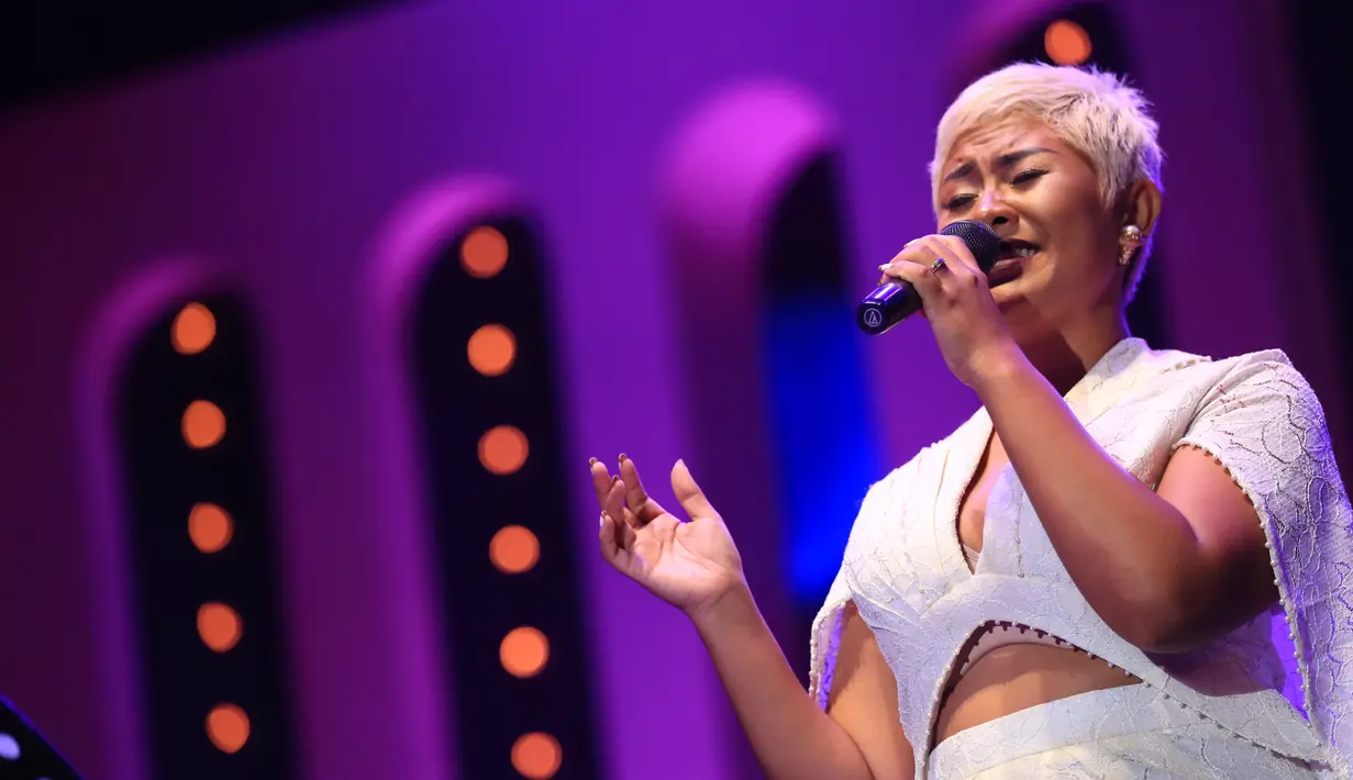 Di balik suara merdunya, ternyata Dira Sugandi ahli Krav Maga. Krav Maga merupakan beladiri yang berasal dari Israel. (Adrian Putra/Bintang.com)