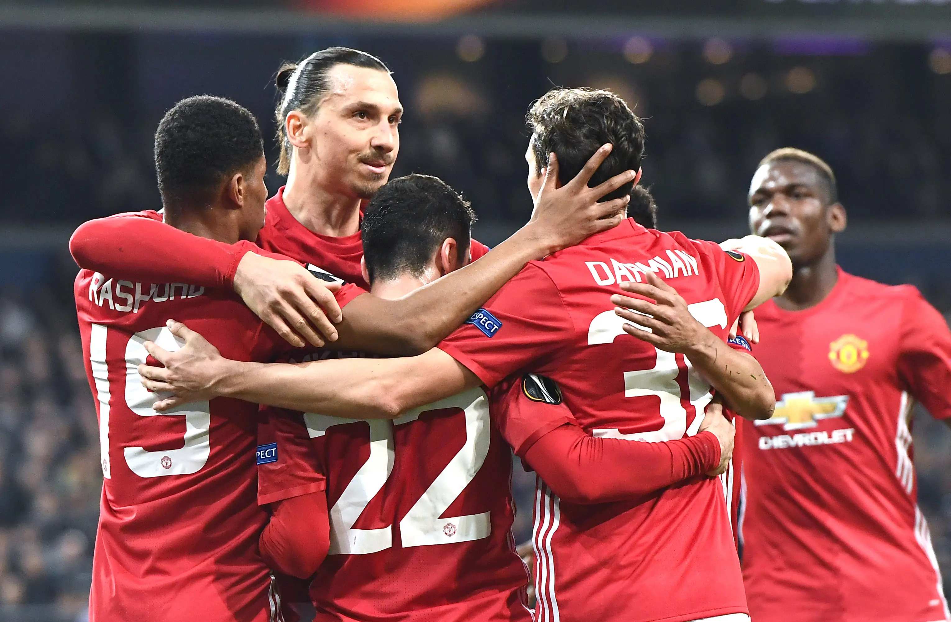 Penyerang Manchester United (MU), Zlatan Ibrahimovic bersama beberapa rekan setimnya. (EMMANUEL DUNAND / AFP)